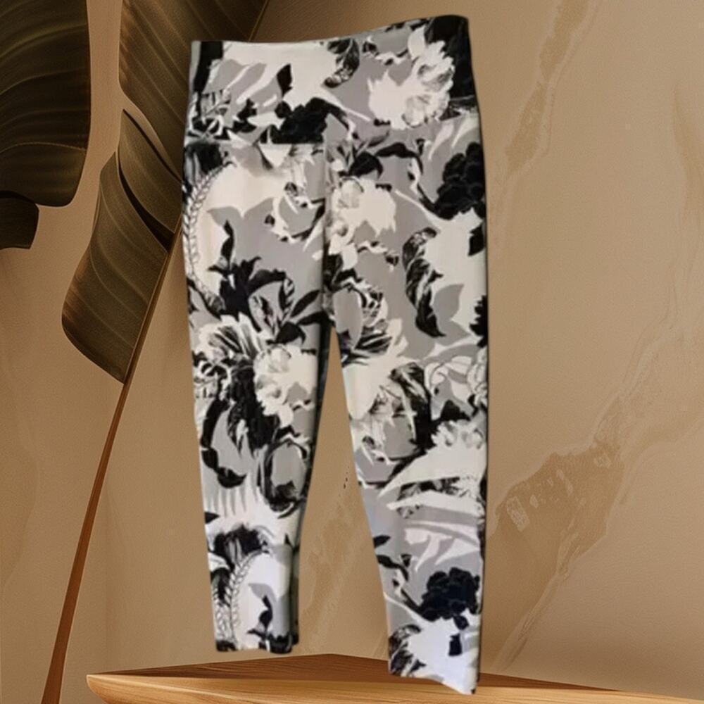 Apana Floral Capri Leggings Size Small